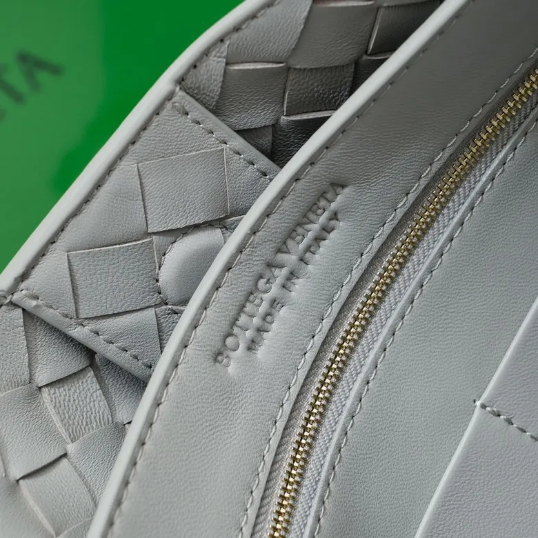 The 2023 new Andiamo batch of 2260 BV has been shipped‼ ️Really popular🔥The new Andiamo woven handbag launched by Bottega Veneta this season is really popular all over the world! ! Celebrities at home and abroad have worn it, and Oscar-winning actress Michelle Yeoh has taken it out on the street. Song Jia, Trai Yara, Yu Feihong, Sanji Ayaka, Rosie Hunting-Whiteley, Yoshioka Riho, etc. have all picked up this bag. It is classic and versatile, showing off its temperament, and the bag capacity is also large, which is very convenient for daily commuting! ! A variety of carrying methods, the shoulder straps can be adjusted by yourself, the original lambskin feels soft and delicate, and the unisex style breaks gender boundaries and brings a more practical and longer-lasting use experience. Andiamo, which has both elegant and casual styles, perfectly interprets the true appearance of "fashionable old money style". Style number: 8463 Size: 32*24*12